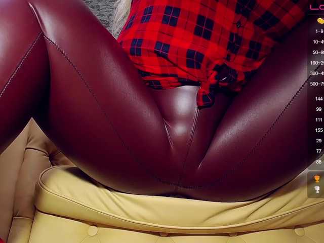 Fotografije AdelleQueen "♥kiss the floor piece of ****!♥ #bbw #bigboobs #mistress #latex #heels #gorgeous