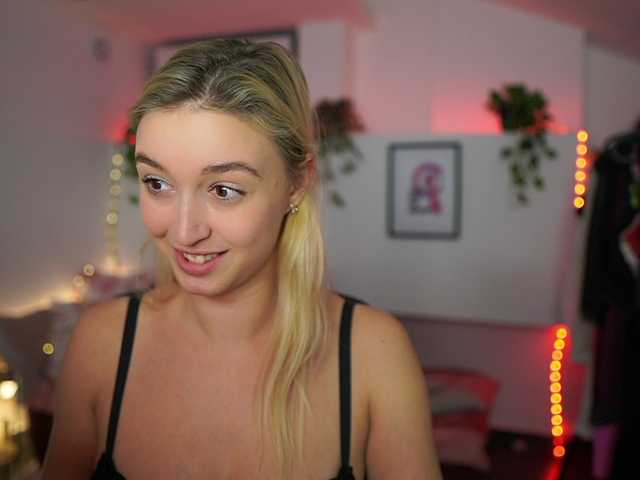 Fotografije AlexisTexas18 Hi! I am Alexis 19 yrs old teen, with perfect ass, nice tits and very hot sexy dance moves! Lets have fun with me! Water on my white T-shirt at goal!