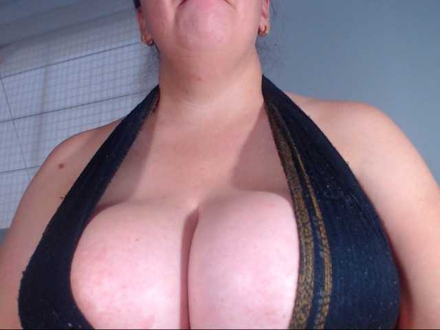 Fotografije Bigtetiana woman latine with big tits and ass very horny wait for u .... come on my roomm ... for have good time naked tits, oil, titfuck and simulation of cum on them for 220 tkn