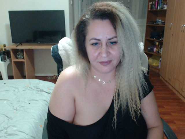 Fotografije BlondeElla 1000 tokens who want me and love me
