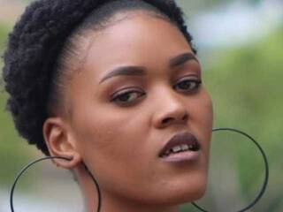 Erotski video chat Carry-Brie