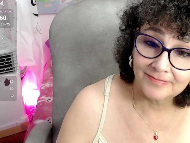 Fotografije cataleya-mom mom horny play bogboobs and squirt for you