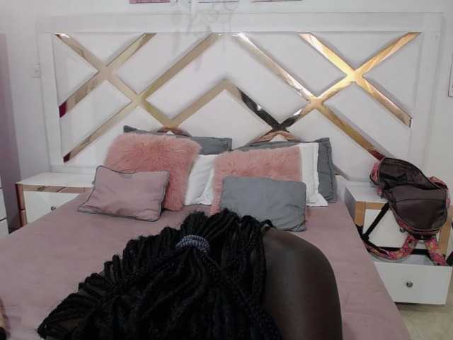 Fotografije Ebony-Queen19 Welcome to my room I'm new I'm hot and ready for fun