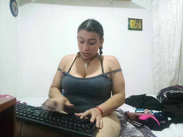 Fotografije Fasttmilkx Welcome to my room make me come rich lovence more tokens more vibration
