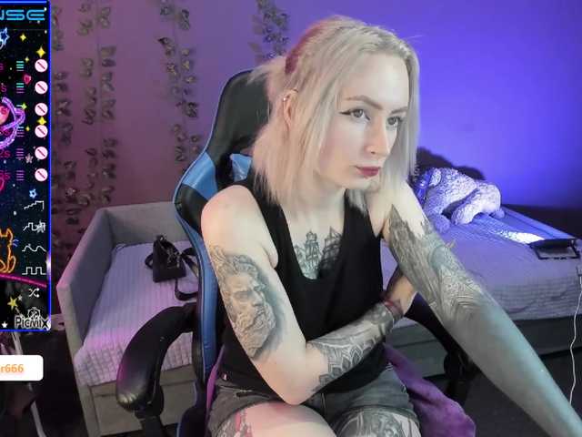 Fotografije HelenCarter lets play hehe :D tip menu and pvt open! #tattoo #blond #ohmibod #anal #french