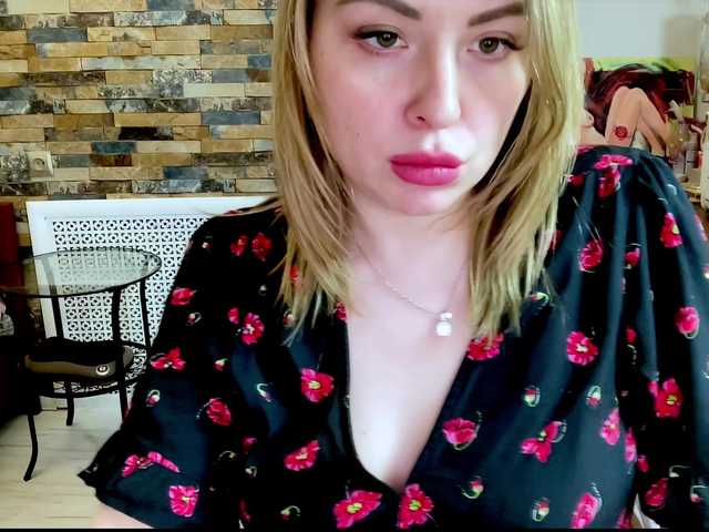 Emitiranje snimki zaslona HollyDoll