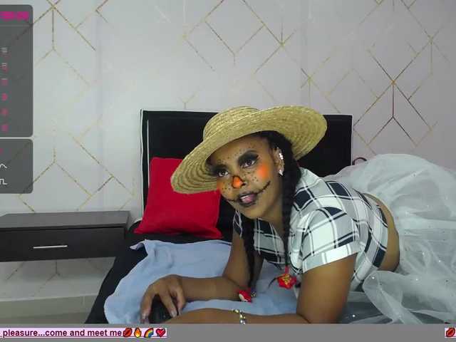 Fotografije KiraMonroe Trick or treat should I say blowjob and trick? come into my living room for a very special Halloween! The candy will surprise you. #Ebony #sex # horny #youngirl #sex #wet