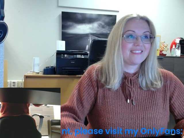 Fotografije KristinaKesh At the office. Lush ON! Privats welcome!!! 101 tok before pvt! Tips only in public chat matter:) Lush reactiong from 3 tok.