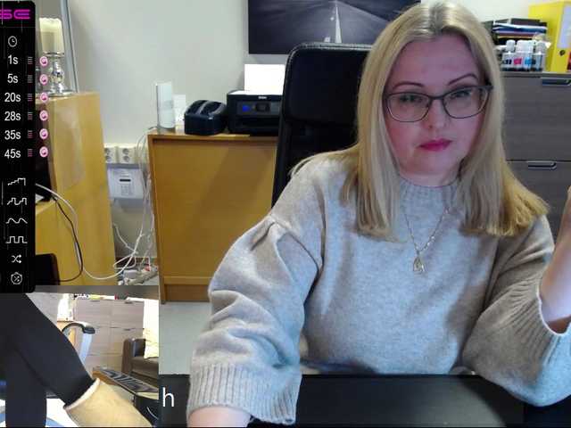 Fotografije KristinaKesh At the office. Lush ON! Privats welcome!!! 150 tok before pvt! Tips only in public chat matter:) Lush reactiong from 3 tok.