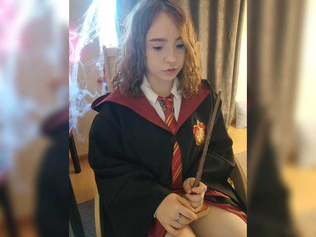 Fotografije LittleDelora Welcome to my Hogwarts, this Halloween I will be dressed as Hermione with a wand that shoots fire. Come in and we’ll learn spells together) P.S. I’m only a 1st year student @total countdown @sofar collected @remain left until the show starts!