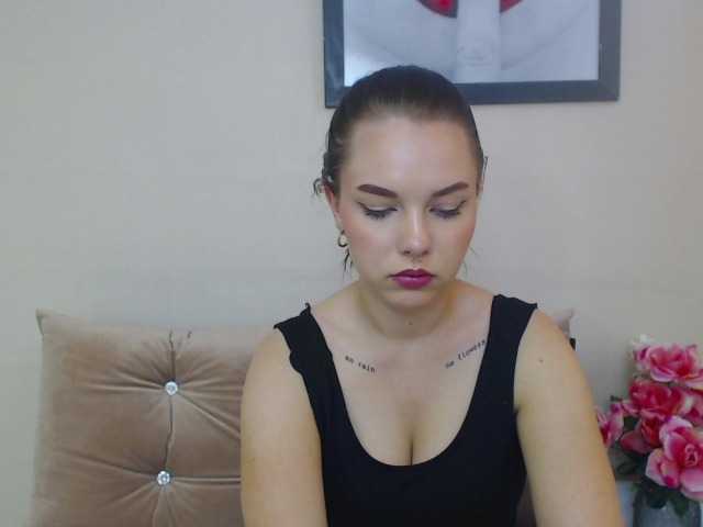 Fotografije MelannieHot HEY GUYS :) I AM NEW HERE, WHO WANT TO SPEND TIME WITH ME? STAND UP- 20 tks. open ur cam- 30tks