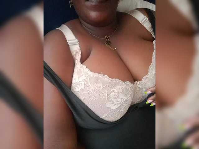 Emitiranje snimki zaslona Queenbigboobs