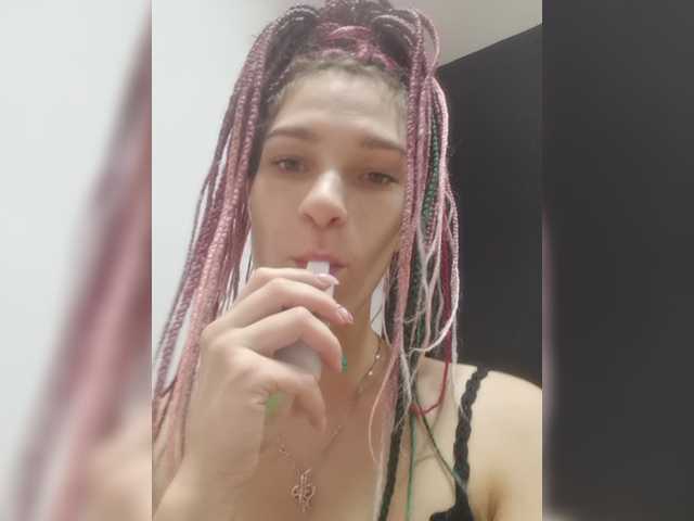 Emitiranje snimki zaslona TreshGirls