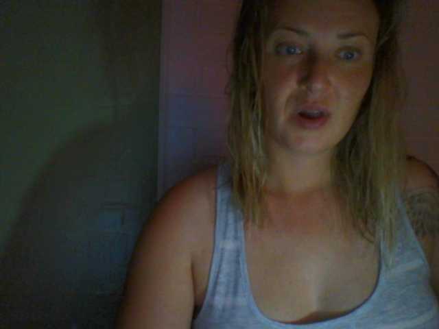Fotografije XswetaX I look at your cam for 30 tokens. chest-40 tokens