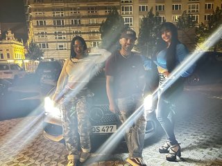 Erotski video chat xtripletemptationx